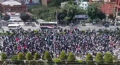 Nepal’de hayatını kaybeden protestocuların sayısı 22'ye yükseldi... Hükümet binaları ve siyasilerin evleri kundaklanıyor