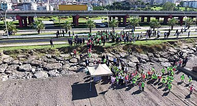 Ortahisar Belediye Başkanı Kaya, Ayasofya sahilinde çocuklarla birlikte çöp topladı