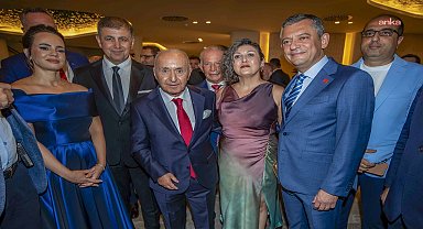  Özgür Özel, Cemil Tugay’ın kızı Defne ve Mümtaz Şanlı çiftinin düğün törenine katıldı