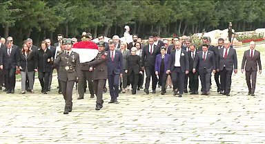 Özgür Özel, PM ve YDK üyeleriyle birlikte Anıtkabir'i ziyaret etti... Özel: 