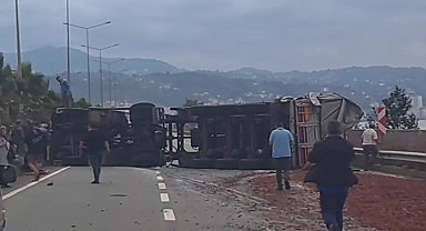 Rize’de tır devrildi: Karadeniz Sahil Yolu'nun Trabzon'a gidiş yönü trafiğe kapandı