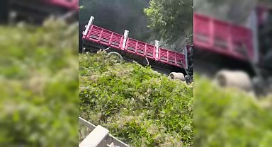 Sinop-Boyabat yolunda şarampole devrilen kamyonun sürücüsü hayatını kaybetti