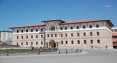 Sivas'ta otobüs ile tır çapıştı: 3'ü ağır 23 kişi yaralandı