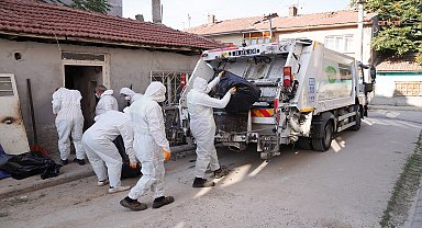 Tepebaşı'nda çöp ev mesaisi: Bir evden 4 ton 650 kilo atık çıkarıldı