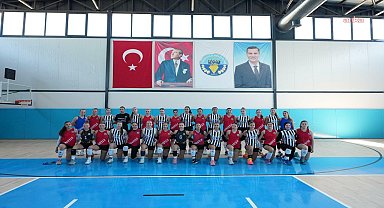 Turgutlu Belediyesi Mimar Ferdi Zeyrek Spor Kompleksi’nde ilk maç heyecanı yaşandı