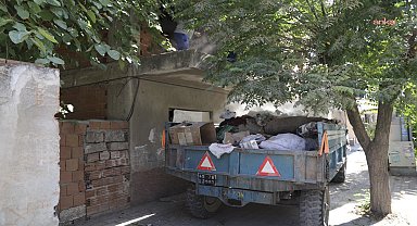 Turgutlu Belediyesi’nden çöp ev mesaisi: 15 traktör atık çıkarıldı