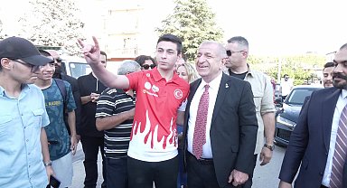 Ümit Özdağ'dan pazar ziyareti...''Bir kilo üzüm alamıyorum, bu halimiz ne olacak?''