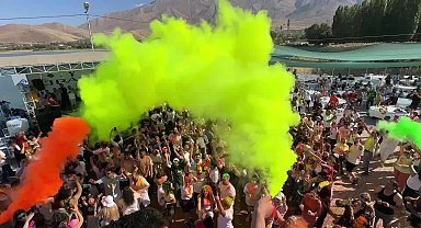 Van'da renkli festival: Yüzlerce turist katıldı