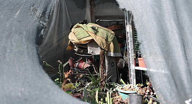 Yenişehir Belediyesi, “çöp ev” niteliğindeki meskenden bir kamyon çöp çıkardı