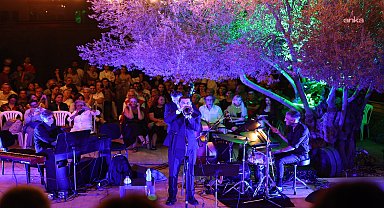 Zeytin ağacının altında caz müzik konseri