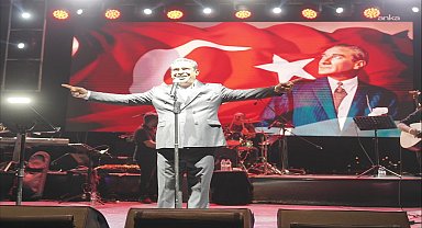 20. Ayvalık Uluslararası Zeytin Hasat ve Turizm Festivali’nde müzik dolu gece