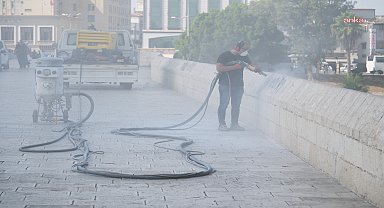 Adana Büyükşehir Belediyesi'nden tarihi Taşköprü’de sprey boya temizliği