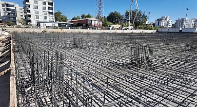 Adıyaman Belediyesi Ek Hizmet Binası'nın temel betonu döküldü