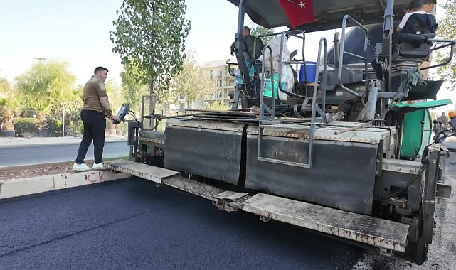 Adıyaman’ın Karapınar Mahallesi’nde devam eden asfalt çalışmalarında son etap başladı