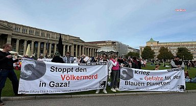 Almanya'nın Stuttgart kentinde binlerce kişi barış için yürüdü