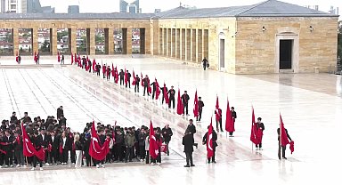 Ankara’nın başkent oluşunun 102’nci yılı kutlanıyor... Vali Şahin ve beraberindeki heyet Anıtkabir’i ziyaret etti