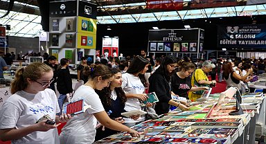 Antalya Kitap Fuarı, ziyaretçilerini ağırlamaya devam ediyor 