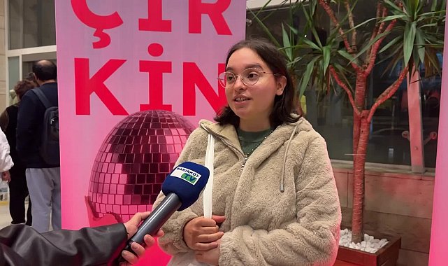 Bakırköy Belediye Tiyatroları'nın “Çirkin” oyunu, ayakta alkışlandı