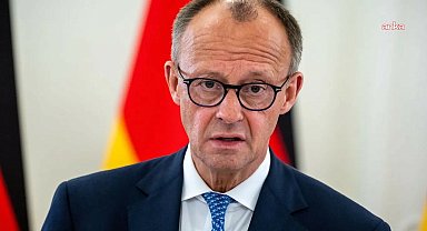 Başbakan Friedrich Merz’in göçmenlerle ilgili “Şehir görüntüsünde hâlâ bir sorun var” cümlesine karşı Berlin’de ışıklı gösteri düzenlendi