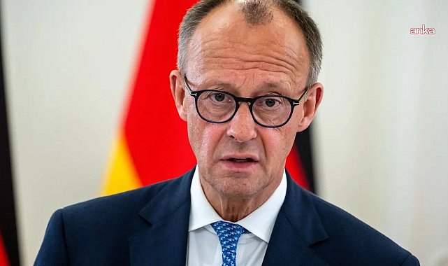 Başbakan Friedrich Merz’in göçmenlerle ilgili “Şehir görüntüsünde hâlâ bir sorun var” cümlesine karşı Berlin’de ışıklı gösteri düzenlendi