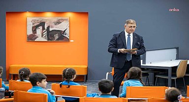 Başkan Tugay kütüphanede çocuklara hikaye okudu