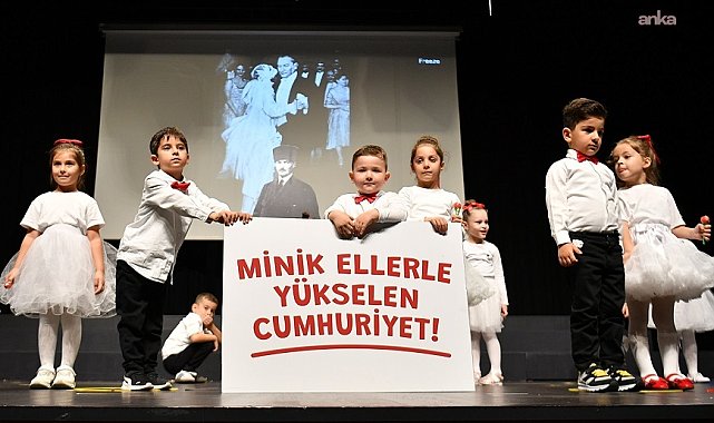 Beylikdüzü'nde minikler, Cumhuriyet Bayramı coşkusunu sahneye taşıdı