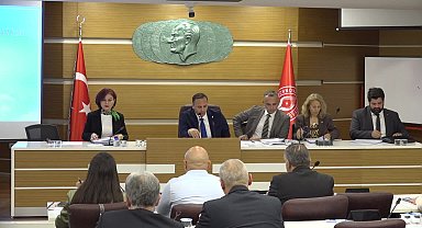 Bornova Belediye Başkanı Eşki, Arafat’ın poşusunu kürsüye astı: “Filistin halkının yanındayız”