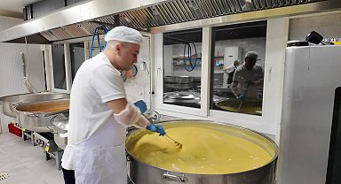 Bornova Belediyesi’nden vatandaşlara sıcak çorba ikramı başladı