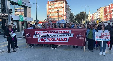 Burdur'da CHP'li kadınlar sokağa indi: Tencere tava ile yoksulluğu protesto etti