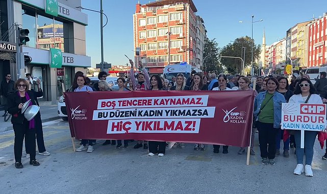 Burdur'da CHP'li kadınlar sokağa indi: Tencere tava ile yoksulluğu protesto etti