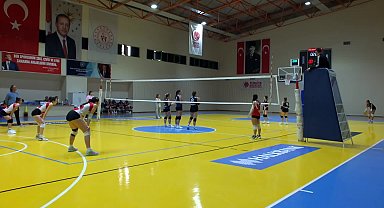 Burhaniye'deki Cumhuriyet Kupası'nda voleybol müsabakaları sona erdi