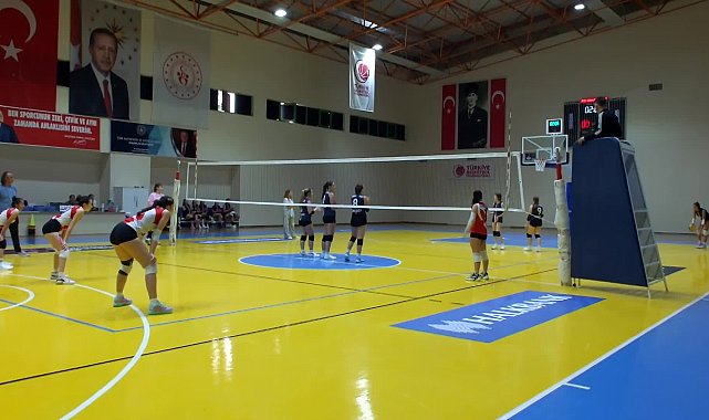 Burhaniye'deki Cumhuriyet Kupası'nda voleybol müsabakaları sona erdi