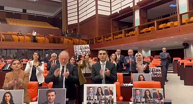 DEM Partili milletvekilleri Adalet Bakanlığı'nın Demirtaş hakkındaki AİHM kararına itirazını Genel Kurul'da alkışlarla protesto etti