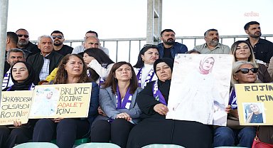 Diyarbakır’da Amedspor Kadın Futbol Takımı'nın maçında tribünlerde Rojin Kabaiş için adalet çağrısı