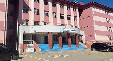 Diyarbakırlı Sidra’nın hayali gerçek oldu, okulunda tiyatro sahnesi açıldı