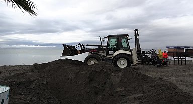 Edremit Belediyesi ekipleri, sağanak yağışın neden olduğu olumsuzluklara karşı 7/24 mesaide
