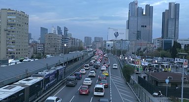 Fırtına ve yağış beklentisiyle okullar erken tatil edildi, trafik yoğunluğu İstanbul'da yüzde 87'ye ulaştı