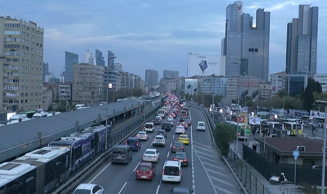 Fırtına ve yağış beklentisiyle okullar erken tatil edildi, trafik yoğunluğu İstanbul'da yüzde 87'ye ulaştı