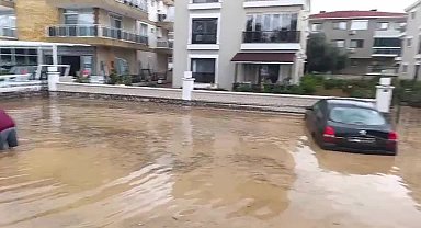 Foça’da 1,5 saatte metrekareye 144 kilo yağış düştü... İzmir Valiliği: Sele özel aracıyla kapılan bir vatandaşımızın aracına ulaşılmış, araç içerisinde olmadığı tespit edilmiştir