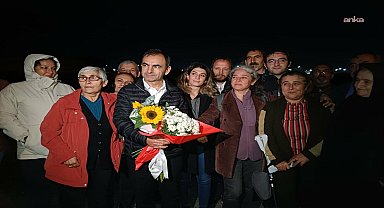 Gazeteci Ercüment Akdeniz Silivri Cezaevi önünde çiçeklerle karşılandı