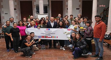 Gençlik Değişimi Projesi kapsamında Ayvalık'a gelen gençler iklim krizini ve tarımı tartışıyor