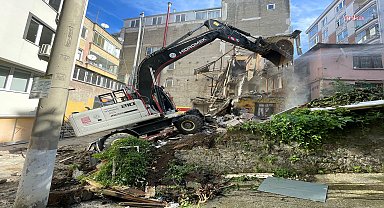 Giresun’da metruk binaların yıkımı sürüyor