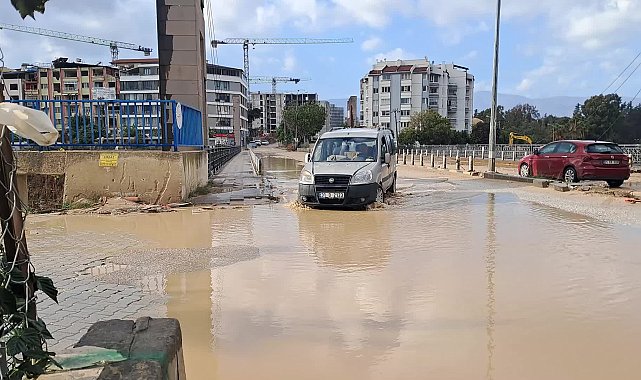 Hatay’da, altyapı soru çözülmedi: Yağmur sonrası sokaklar ve caddeler çamur içinde kaldı