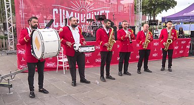 İzmir’de Cumhuriyet coşkusu başladı