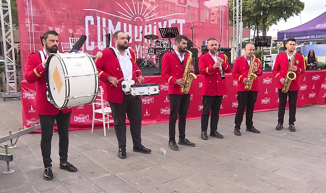 İzmir’de Cumhuriyet coşkusu başladı