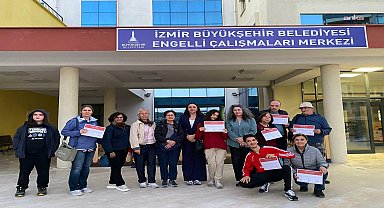 İzmir'de engelli bireyler ve aileleri, Sanatla Terapi Atölyesi'ne katıldı