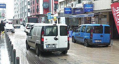 İzmir’de sağanak yağış hayatı olumsuz etkiledi