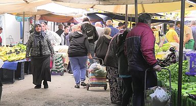 İzmir'de semt pazarında fiyatlar el yakıyor, alıcı da satıcı da mağduriyetini dile getiriyor