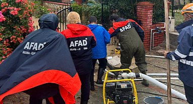 İzmir Foça'da meydana gelen sel felaketinde bir vatandaş kayboldu, AFAD Başkanı bölgeye gitti