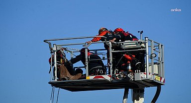 İzmir İtfaiyesi’nden kurtarma operasyonu... Mahsur kalan işçilere 90 metrelik merdivenle ulaştılar